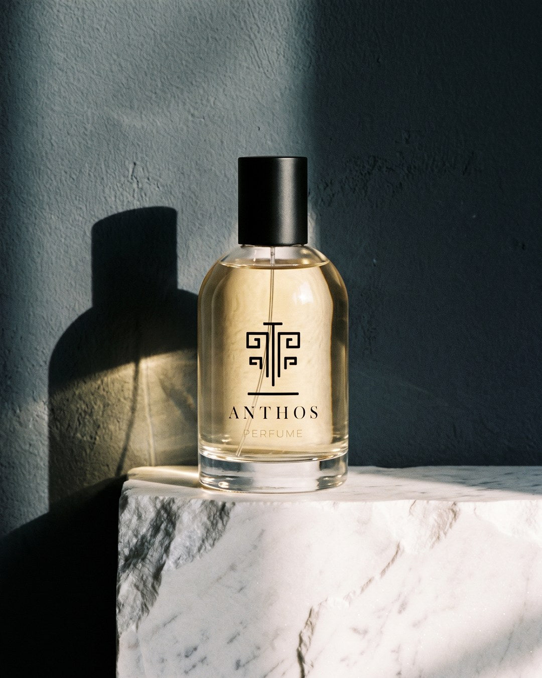 Άρωμα Anthos σε μαρμάρινη επιφάνεια